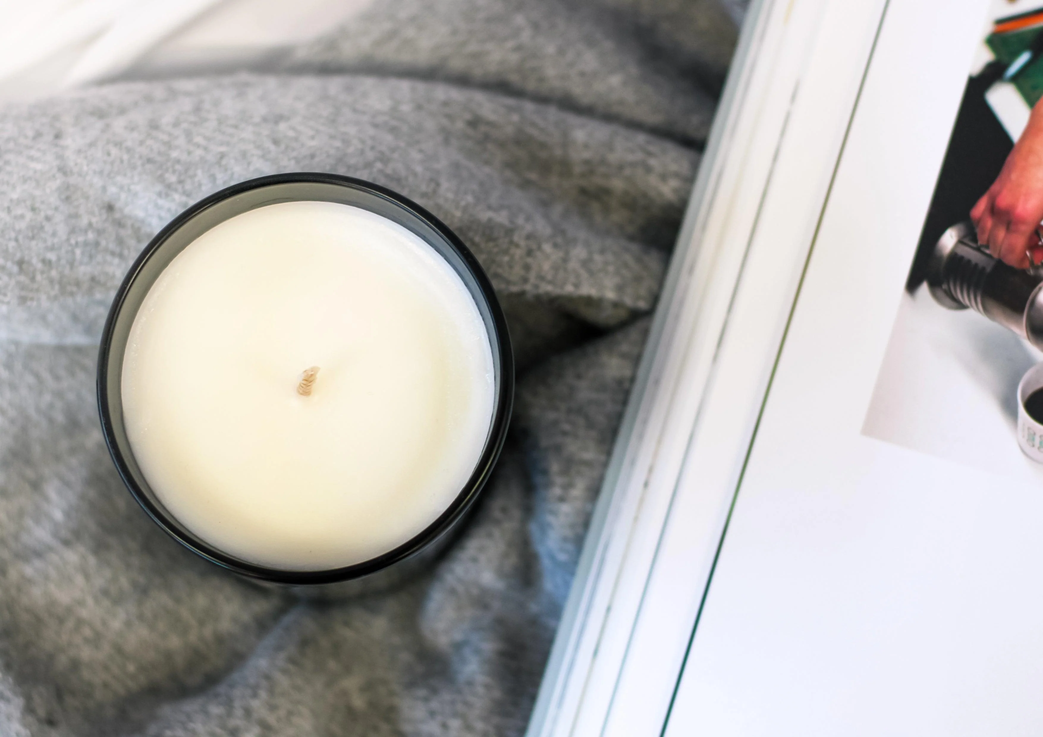 Oud & Amber Luxury Scented Candle - Image 3