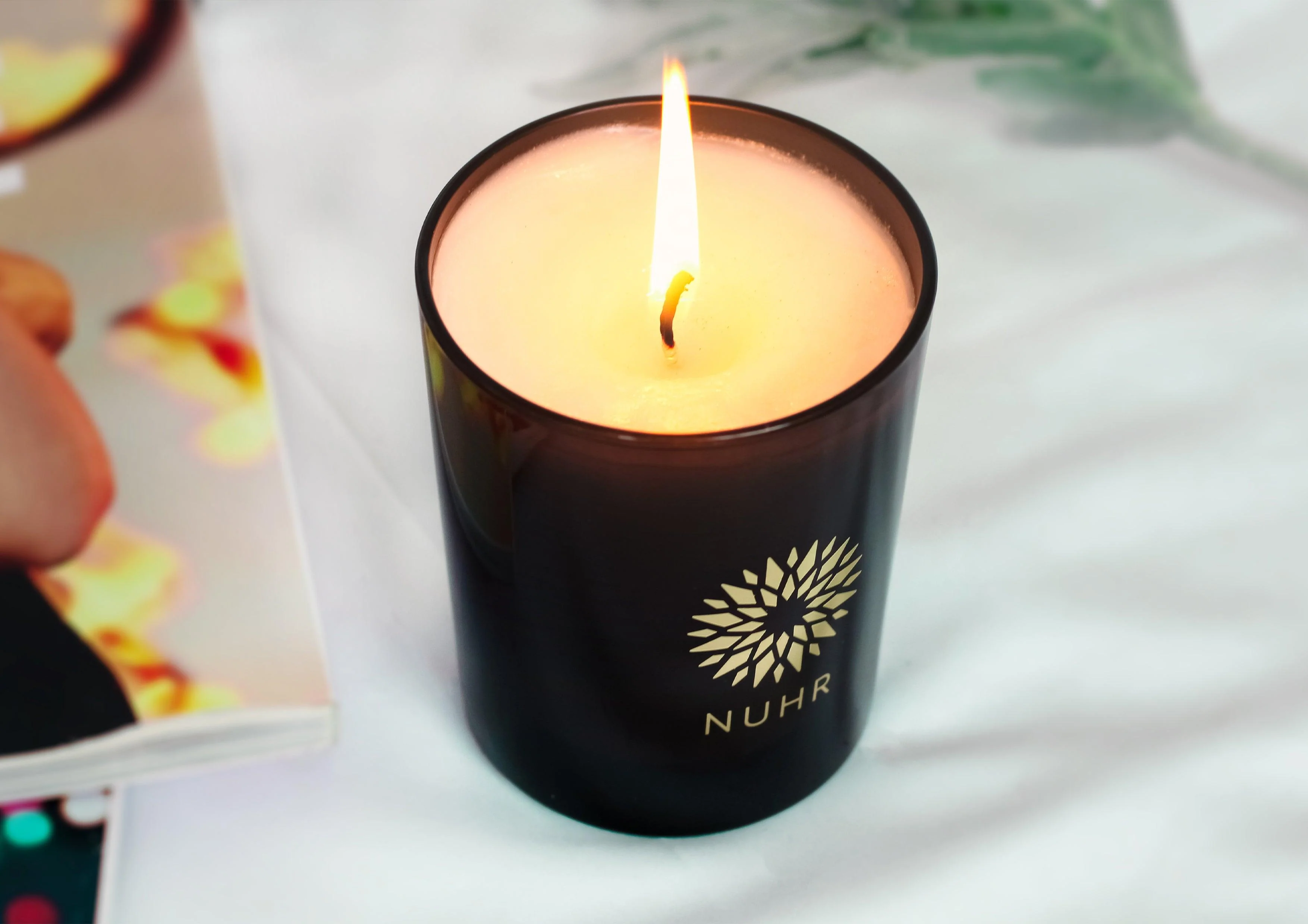 Oud & Amber Luxury Scented Candle - Image 4