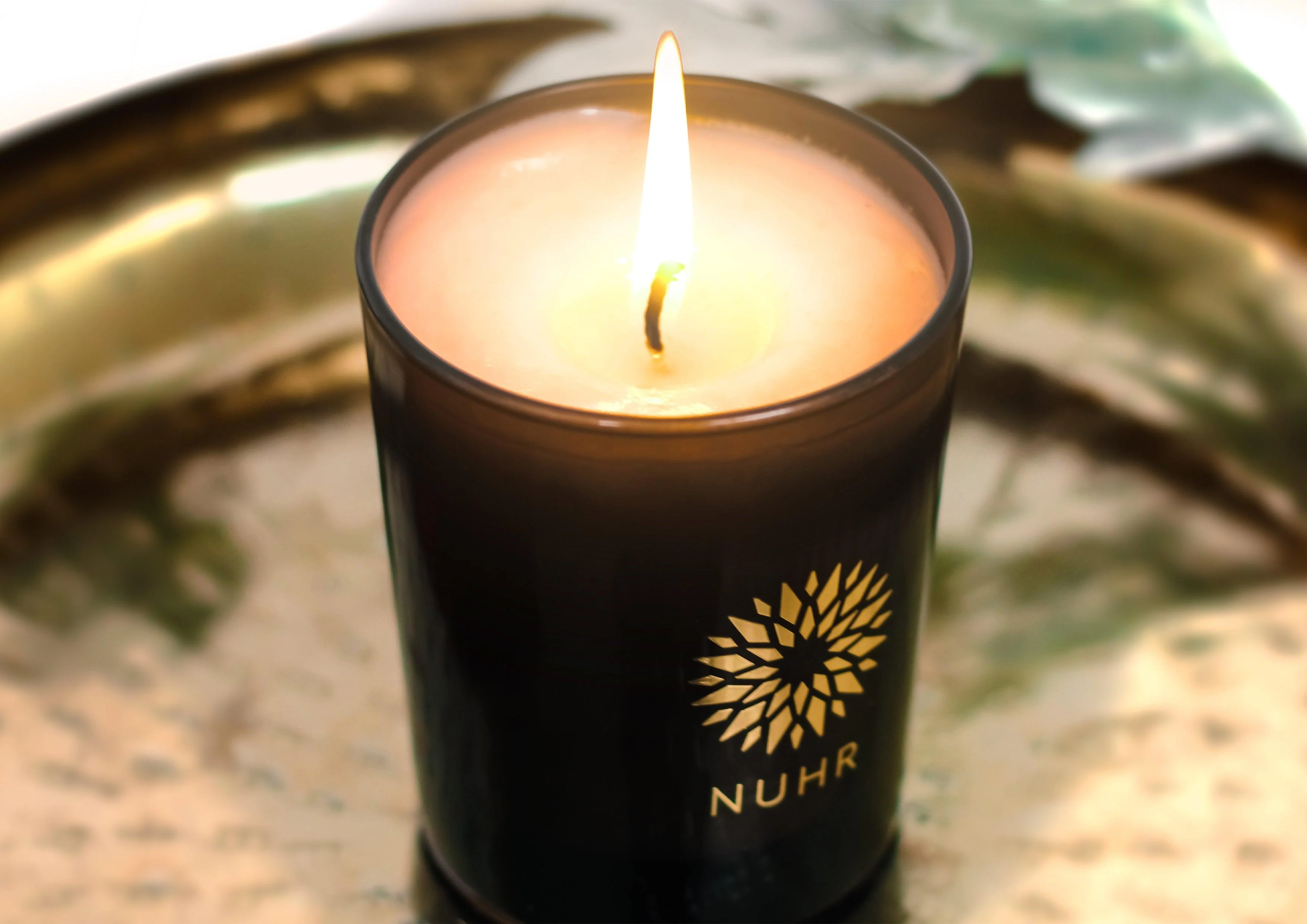 Oud & Bergamot Luxury Scented Candle - Image 4